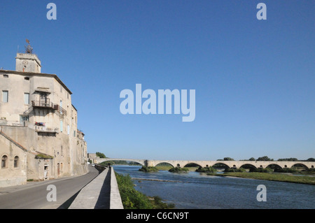 Edifici vecchi e il ponte sul fiume Rodano a Pont St Saint Esprit Gard Francia Foto Stock