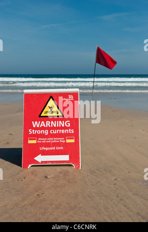 Segno di avvertimento di forti correnti situato sulla spiaggia Porthmeor, St Ives, Cornwall, Regno Unito Foto Stock