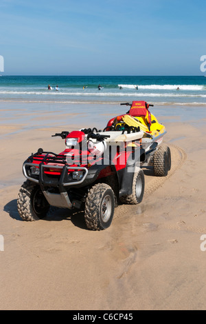 Buggy e Jet Ski appartenenti al Royal National scialuppa di salvataggio istituzione (RNLI) parcheggiata su Porthmeor Beach, St Ives, Cornwall. Foto Stock