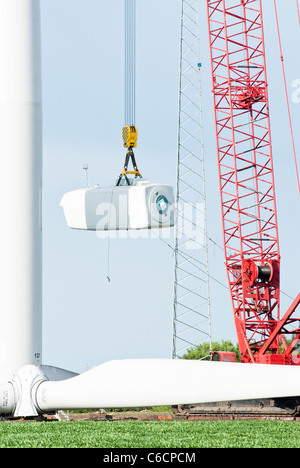 Lavoratori edili montare il mozzo per un asse orizzontale turbina a vento su una torre vicino Lakefield, Minnesota. Foto Stock