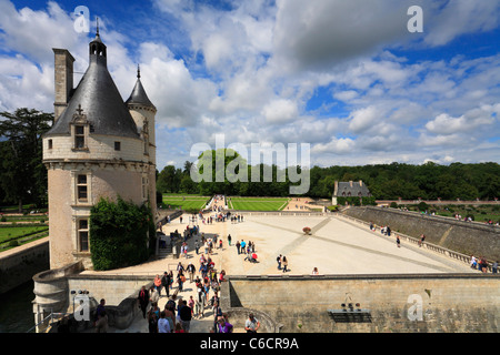 Torre Marques e il piazzale antistante, Chateau Chenonceau nella Valle della Loira, in Francia, in Europa. Foto Stock