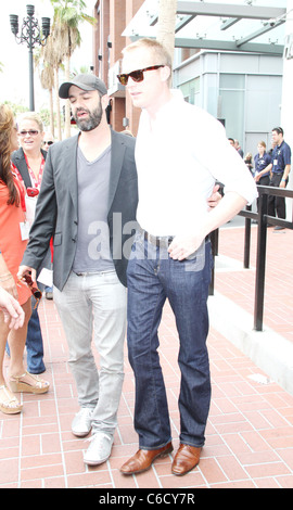 Paul Bettany e un amico sono visto lasciare l'Hard Rock Cafe. San Diego, California - 24.07.10 Agent47 Foto Stock