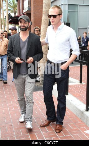 Paul Bettany e un amico sono visto lasciare l'Hard Rock Cafe. San Diego, California - 24.07.10 Agent47 Foto Stock