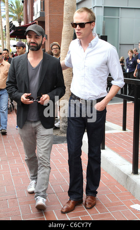 Paul Bettany e un amico sono visto lasciare l'Hard Rock Cafe. San Diego, California - 24.07.10 Agent47 Foto Stock