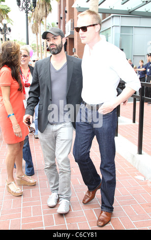 Paul Bettany e un amico sono visto lasciare l'Hard Rock Cafe. San Diego, California - 24.07.10 Agent47 Foto Stock