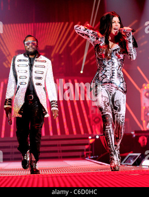 Will.i.am., aka William James Adams e Fergie, aka Stacy Ann Ferguson Black Eyed Peas eseguire durante la 'Fine' tour a Foto Stock