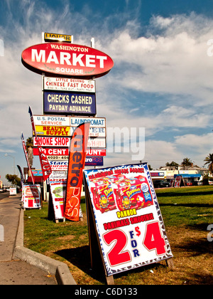 Spagnolo/Inglese bilingue segni di generi alimentari pubblicizzare le occasioni nell'etnico mixed West Adams Distretto di Los Angeles. Foto Stock