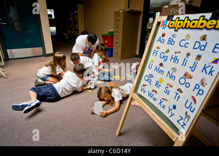 Gli studenti utilizzano ritagli di immagini per la storia delle idee in un seminario di scrittura in estate il programma di apprendimento presso la University of California Foto Stock