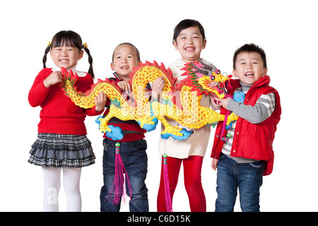 Quattro bambini cinesi azienda dragone cinese aloft Foto Stock