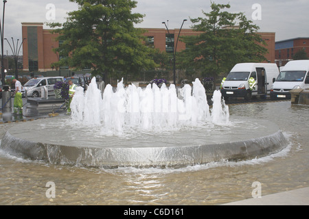 Funzione di acqua al di fuori di sheffield stazione ferroviaria, con gli uomini della pavimentazione di pulizia in background. Sheffield South Yorkshire, Inghilterra Foto Stock