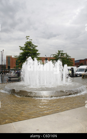 Funzione di acqua al di fuori di sheffield stazione ferroviaria, con gli uomini della pavimentazione di pulizia in background. Sheffield South Yorkshire, Inghilterra Foto Stock