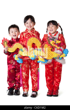 Tre bambini cinesi azienda dragone cinese Foto Stock