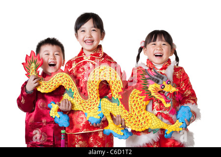 Tre bambini cinesi azienda dragone cinese Foto Stock