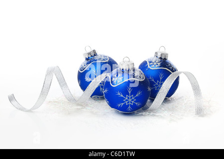 Blu palle di Natale con nastro su sfondo bianco. Foto Stock