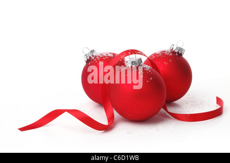 Red palla di Natale con nastro su sfondo bianco. Foto Stock