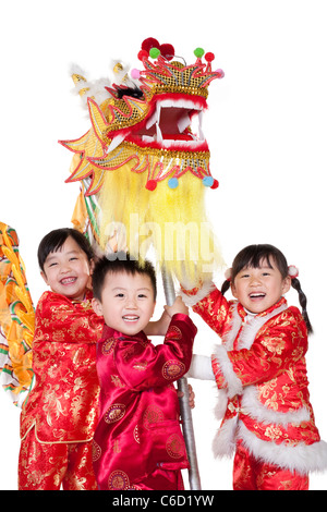 Tre bambini cinesi azienda dragone cinese Foto Stock