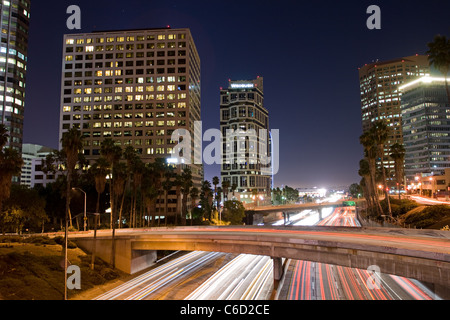 Crepuscolo del 110 Freeway downtown Los Angeles, Calfornia, STATI UNITI D'AMERICA Foto Stock