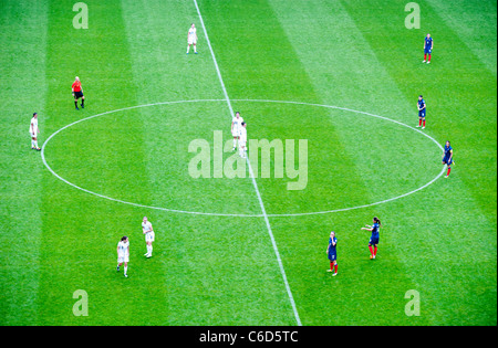 Dettaglio di un campo di calcio prima del calcio d'inizio tra le donne squadre nazionali di Stati Uniti e Francia in occasione della Coppa del Mondo 2011 in Germania. Foto Stock