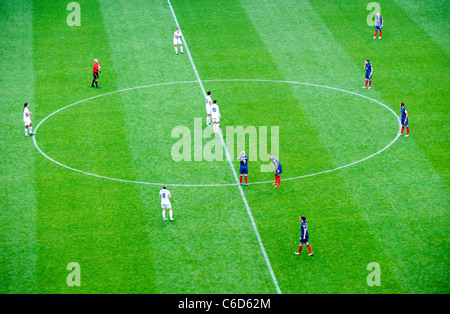 Dettaglio di un campo di calcio prima del calcio d'inizio tra le donne squadre nazionali di Stati Uniti e Francia in occasione della Coppa del Mondo 2011 in Germania. Foto Stock