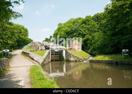 Bingley cinque luogo si blocca sul Leeds e Liverpool Canal. Foto Stock