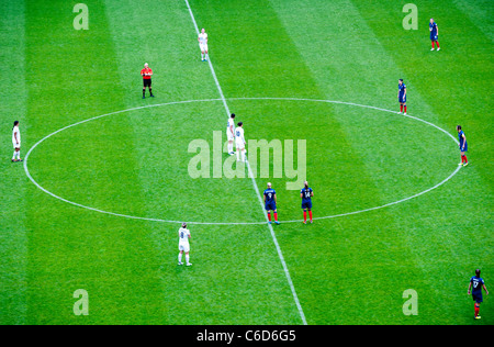 Dettaglio di un campo di calcio prima del calcio d'inizio tra le donne squadre nazionali di Stati Uniti e Francia in occasione della Coppa del Mondo 2011 in Germania. Foto Stock