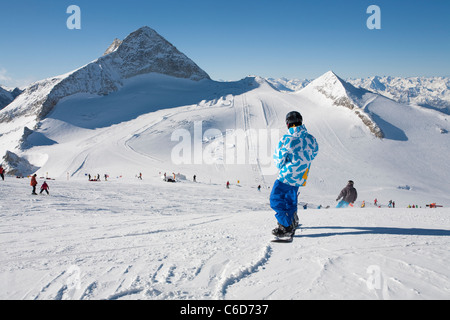 Snowboarder am Hintertuxer Gletscher, Snowboarder presso il ghiacciaio Hintertuxer Foto Stock