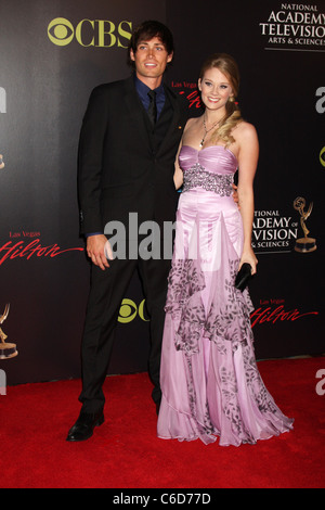 Zack Conroy e Kimberly Matula 2010 ore diurne Emmy Awards tenutasi a Las Vegas Hilton Hotel & Casino - arrivi a Las Vegas, Nevada - Foto Stock