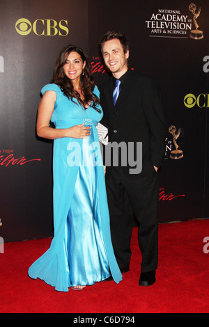 Jonathan Jackson e sua moglie 2010 ore diurne Emmy Awards tenutasi a Las Vegas Hilton Hotel & Casino - arrivi a Las Vegas, Nevada - Foto Stock