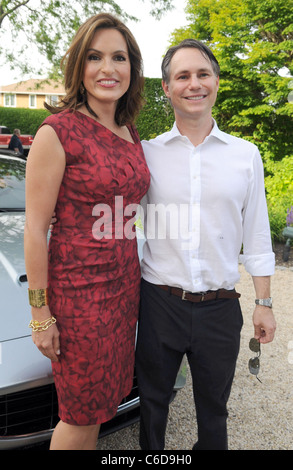 Mariska Hargitay e Jason Binn assiste Haley & Jason Binn's Memorial Day parte con Hampton Magazine Southampton, New York - Foto Stock