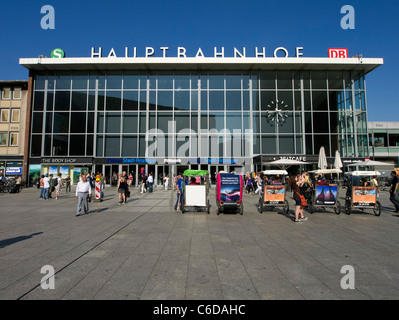 Esterno della Hauptbahnhof o la stazione ferroviaria principale di Colonia Germania Foto Stock