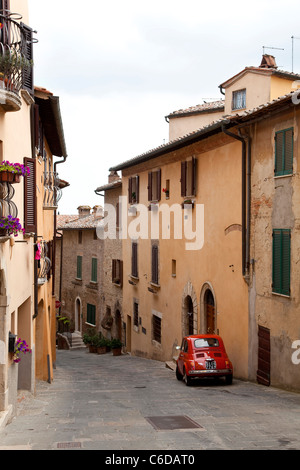 Fiat 500 parcheggiato nel borgo medievale di Montepulciano, Siena, Toscana, Italia, Europa Foto Stock