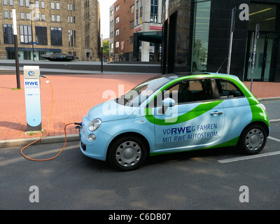 Fiat 500 auto elettrica di proprietà dell'azienda elettrica RWE essere ricaricati sulla strada di Dortmund Germania Foto Stock