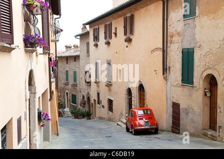 Fiat 500 parcheggiato nel borgo medievale di Montepulciano, Siena, Toscana, Italia, Europa Foto Stock