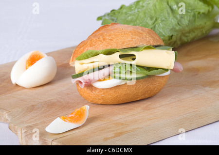 Prosciutto e formaggio panini su una tavola di legno Foto Stock