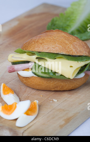 Prosciutto e formaggio panini su una tavola di legno Foto Stock