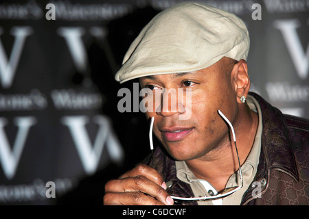 LL Cool J segni copie del suo nuovo libro LL Cool J di platino 360 dieta e stile di vita: una guida Full-Circle per sviluppare il vostro Foto Stock