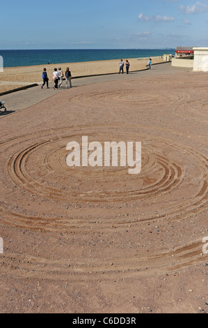 Alien stile anelli di atterraggio sul lungomare di Brighton prom simile al famoso campo crop circles che è apparso a pochi anni fa Foto Stock