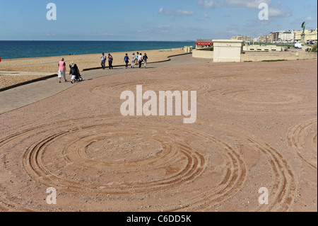 Alien stile anelli di atterraggio sul lungomare di Brighton prom simile al famoso campo crop circles che è apparso a pochi anni fa Foto Stock
