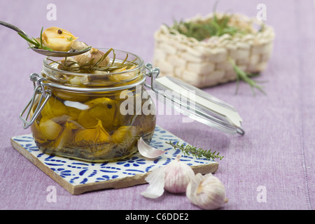 Bulbi di aglio proveniente dalla Cina in vetro Foto Stock