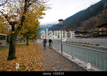 Radfahrer an der Ziller, di Zell am Ziller, ciclista presso il fiume Ziller, i colori autunnali, la caduta di Zell am Ziller Foto Stock