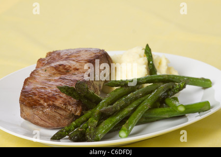 Lombata di manzo con patatine fritte asparagi verdi Foto Stock