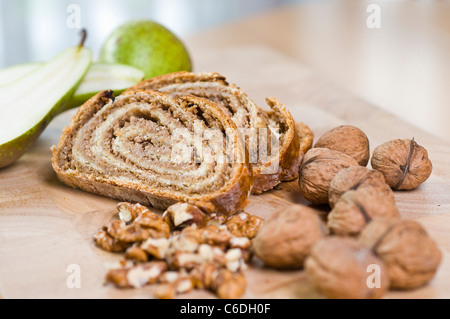 Chelsea bun con ripieno di noci e pera Foto Stock