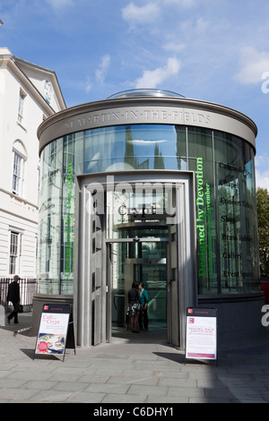 St Martins nel campo Crypt Cafe porta di ingresso, London, England, Regno Unito Foto Stock