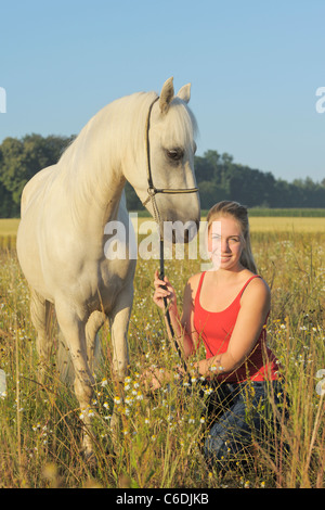 Ragazza e un colorato palomino Paso Fino a cavallo al mattino Foto Stock