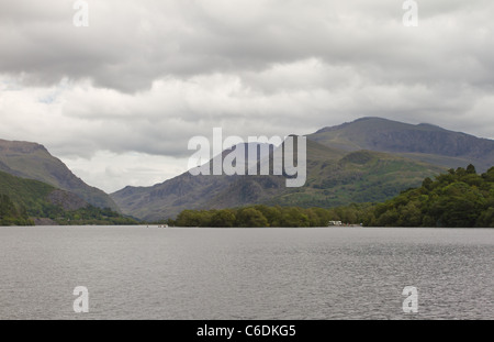 Mount Snowdon, Galles, visto dal lago padam llanberis. Foto Stock