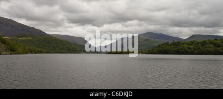 Mount Snowdon, Galles, visto dal lago padam llanberis. Foto Stock
