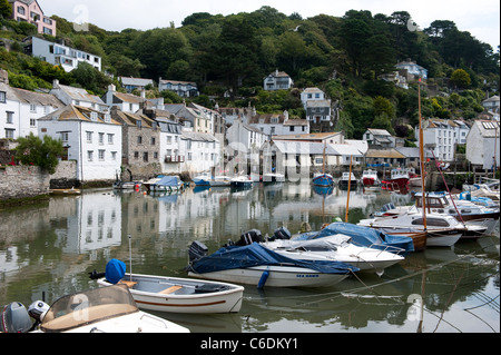 Bellissima vista del porto nel grazioso villaggio di pescatori di Polperro, Cornwall, Inghilterra. Foto Stock