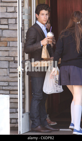 Nick Jonas e un amico sono visto lasciare Sharky Woodfired della griglia messicana. Toluca Lake, California - 04.05.10 BJJ Foto Stock