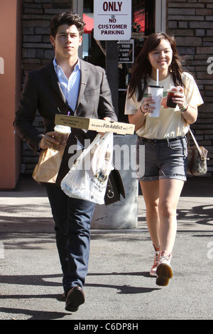 Nick Jonas e un amico sono visto lasciare Sharky Woodfired della griglia messicana. Toluca Lake, California - 04.05.10 BJJ Foto Stock