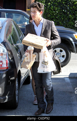 Nick Jonas e un amico sono visto lasciare Sharky Woodfired della griglia messicana. Toluca Lake, California - 04.05.10 BJJ Foto Stock